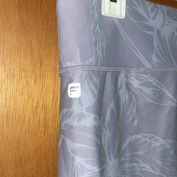 •FABLECTICS•LIGHT GRAY FLORAL HIGH WAISTED SKINNY CAPRI LEGGINGS SIZE MEDIUM EUC - Picture 6 of 7